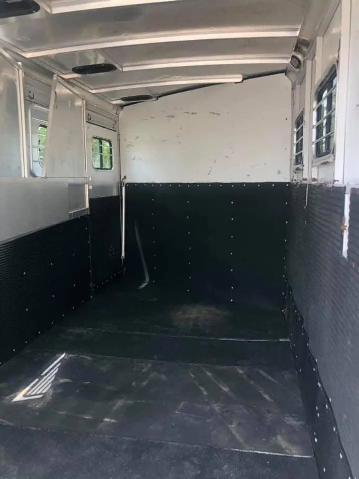 1998 Sundowner 3 Horse Slant