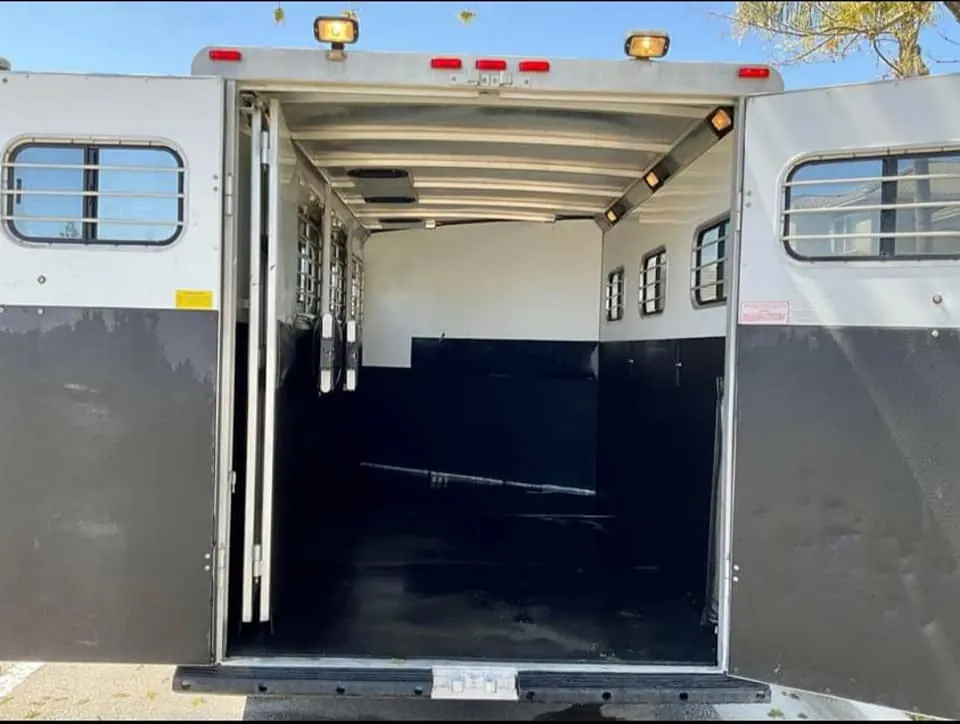 1999 Sundowner 3 Horse Trailer