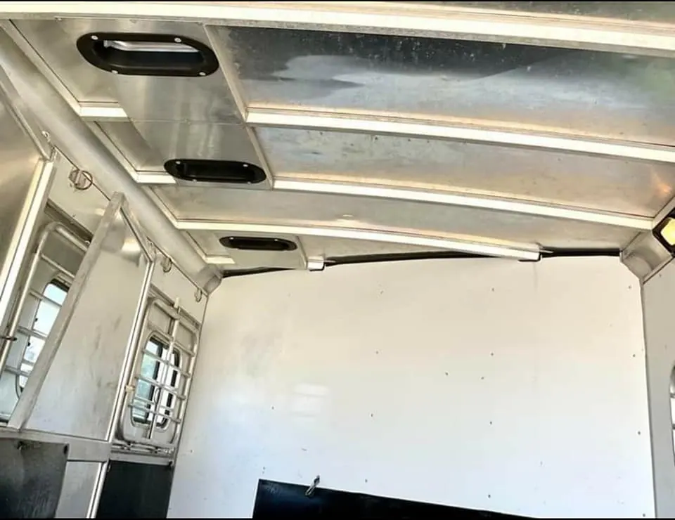 1999 Sundowner 3 Horse Trailer