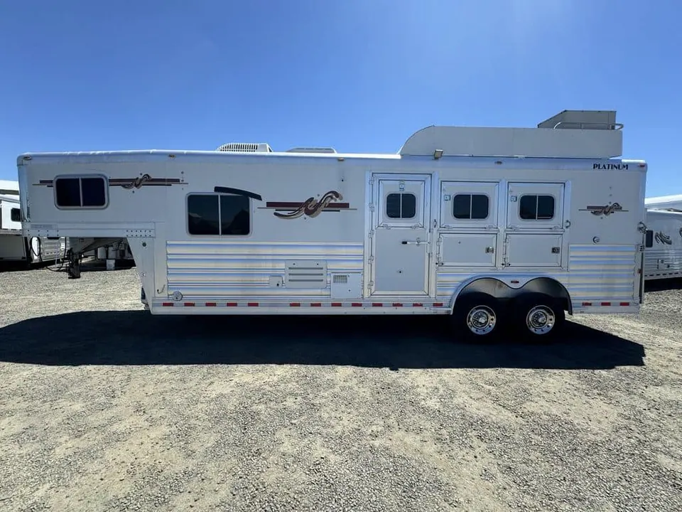 2007 Platinum Coach 3 Horse Living Quarter