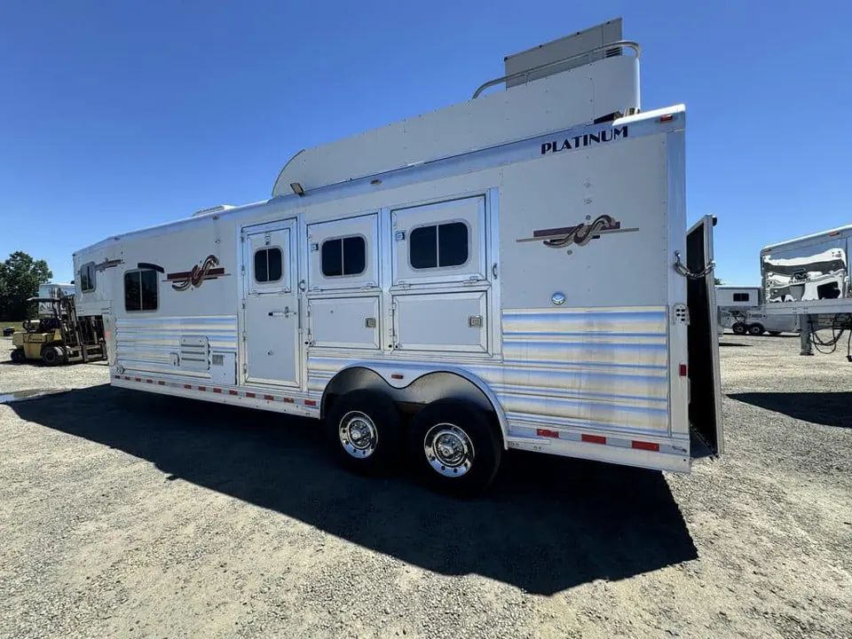 2007 Platinum Coach 3 Horse Living Quarter