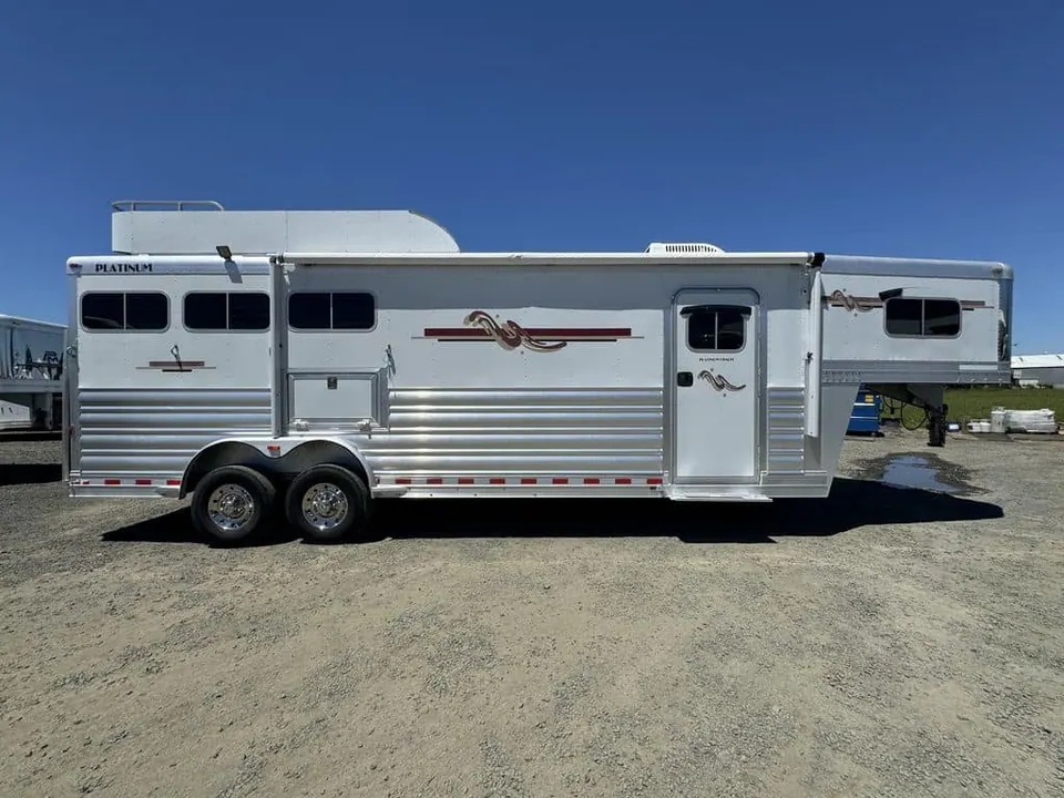 2007 Platinum Coach 3 Horse Living Quarter