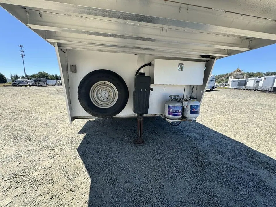 2007 Platinum Coach 3 Horse Living Quarter