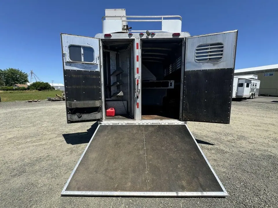 2007 Platinum Coach 3 Horse Living Quarter