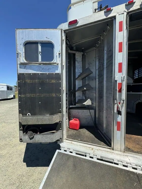 2007 Platinum Coach 3 Horse Living Quarter