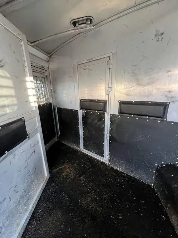 2007 Platinum Coach 3 Horse Living Quarter