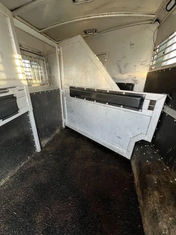 2007 Platinum Coach 3 Horse Living Quarter