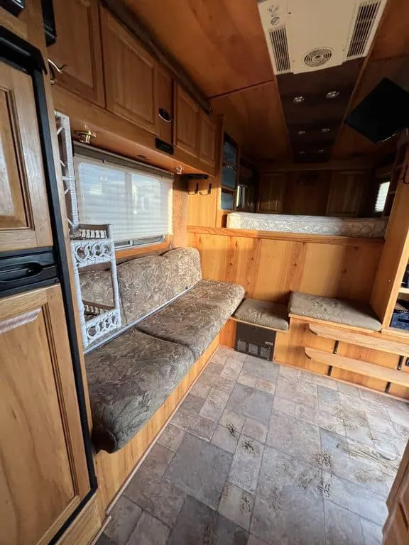 2007 Platinum Coach 3 Horse Living Quarter