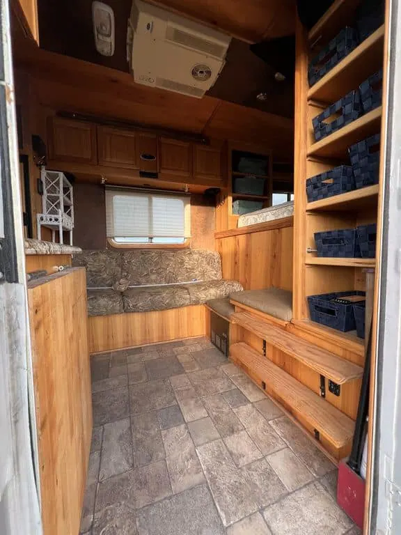 2007 Platinum Coach 3 Horse Living Quarter