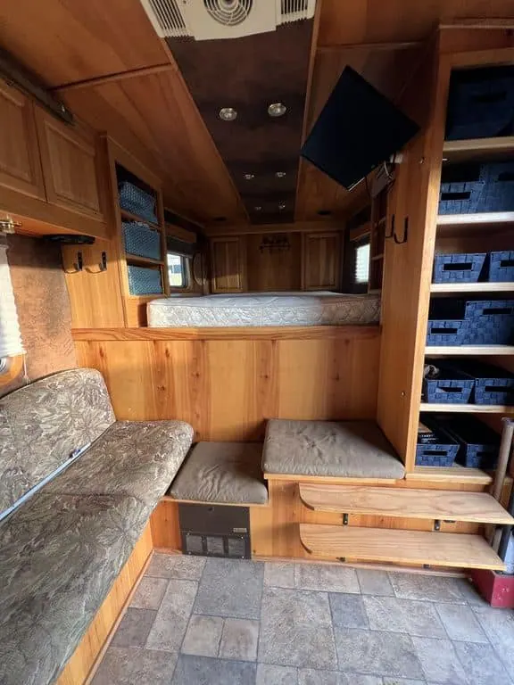 2007 Platinum Coach 3 Horse Living Quarter