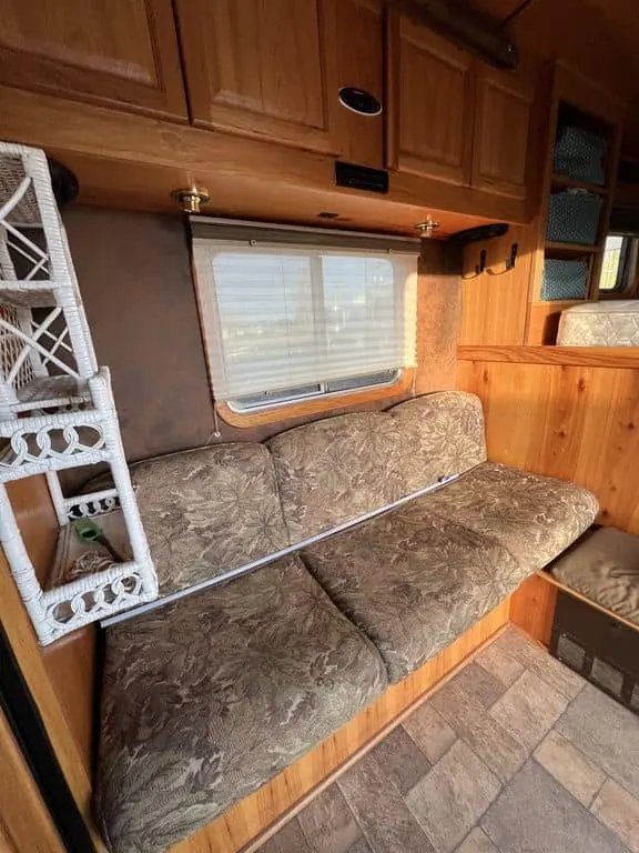 2007 Platinum Coach 3 Horse Living Quarter