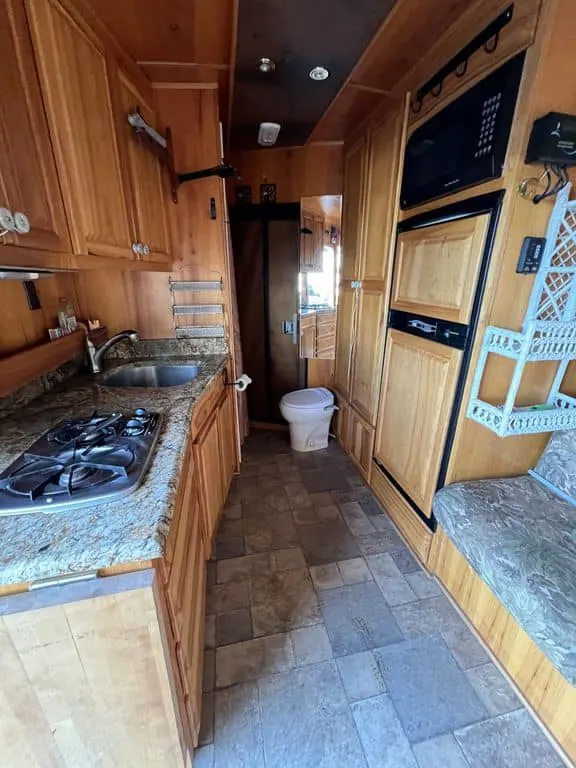 2007 Platinum Coach 3 Horse Living Quarter