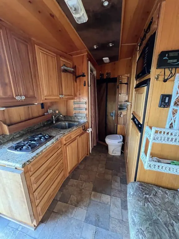 2007 Platinum Coach 3 Horse Living Quarter