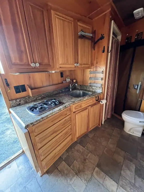 2007 Platinum Coach 3 Horse Living Quarter