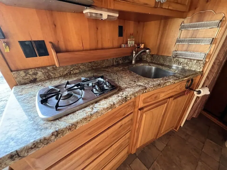 2007 Platinum Coach 3 Horse Living Quarter
