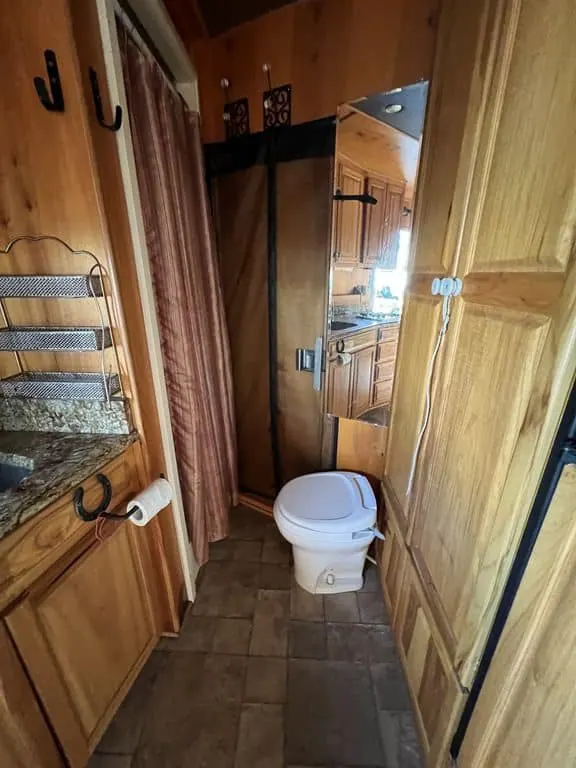 2007 Platinum Coach 3 Horse Living Quarter