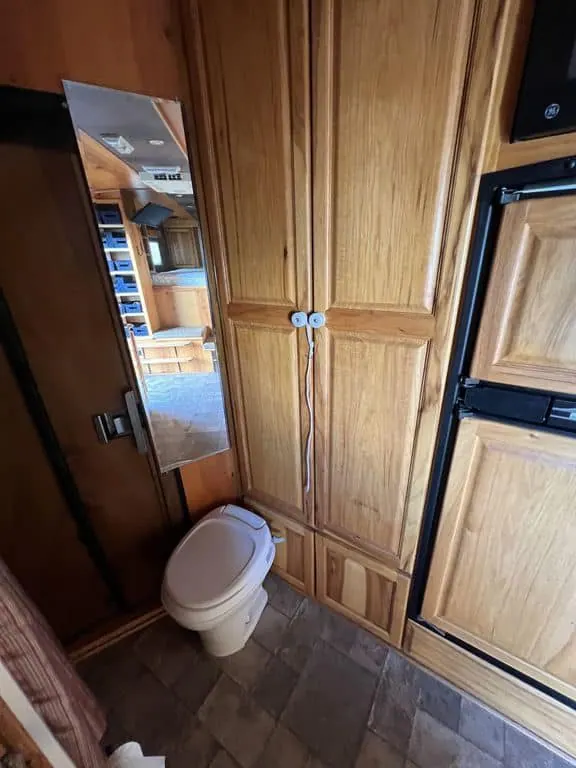 2007 Platinum Coach 3 Horse Living Quarter