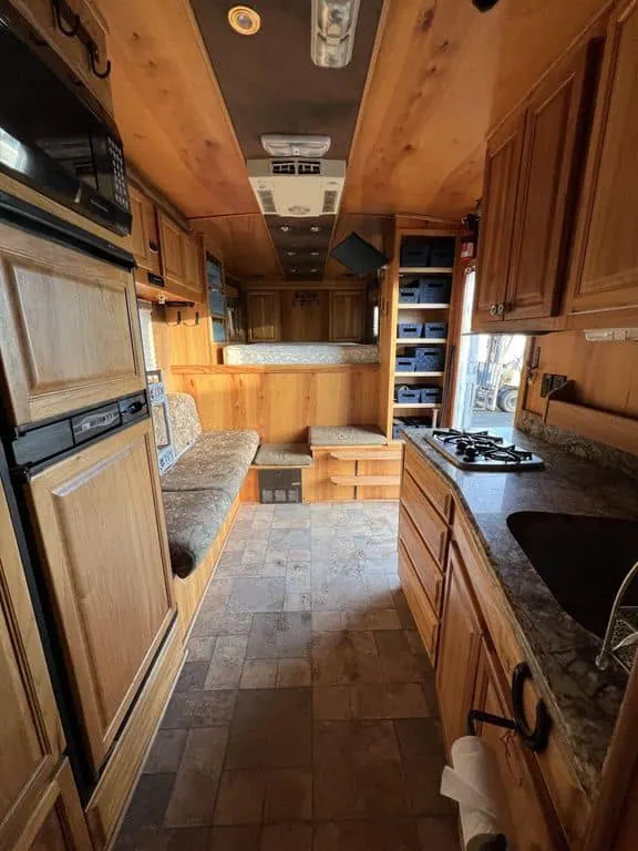 2007 Platinum Coach 3 Horse Living Quarter