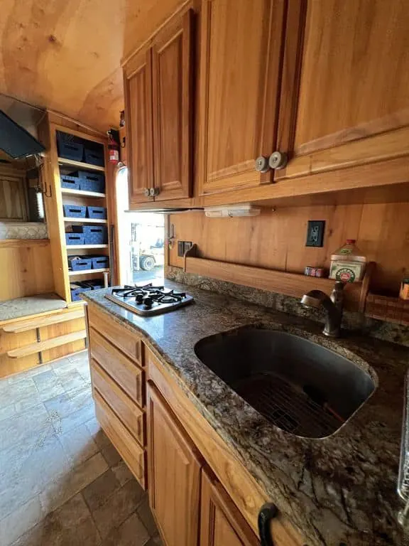 2007 Platinum Coach 3 Horse Living Quarter