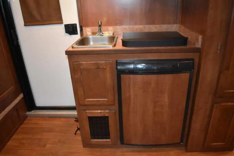 2014 Shadow 7208GLQ 2 Horse Trailer with 8' Short Wall