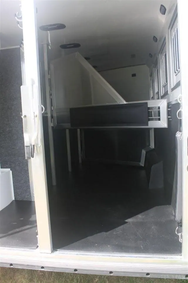 2019 Lakota Charger 4 Horse LQ with 15' Short Wall