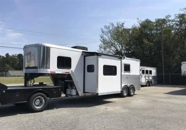 2020 Merhow 2H 9' LQ with Slide and Dinette