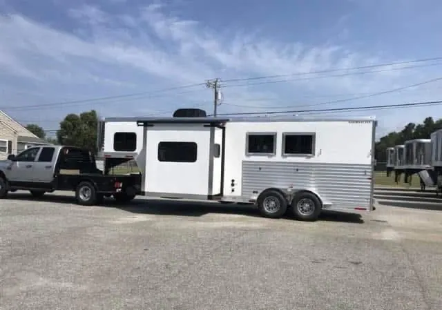 2020 Merhow 2H 9' LQ with Slide and Dinette