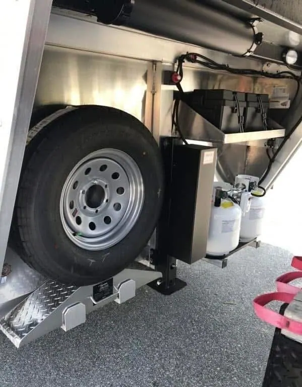 2020 Merhow 2H 9' LQ with Slide and Dinette