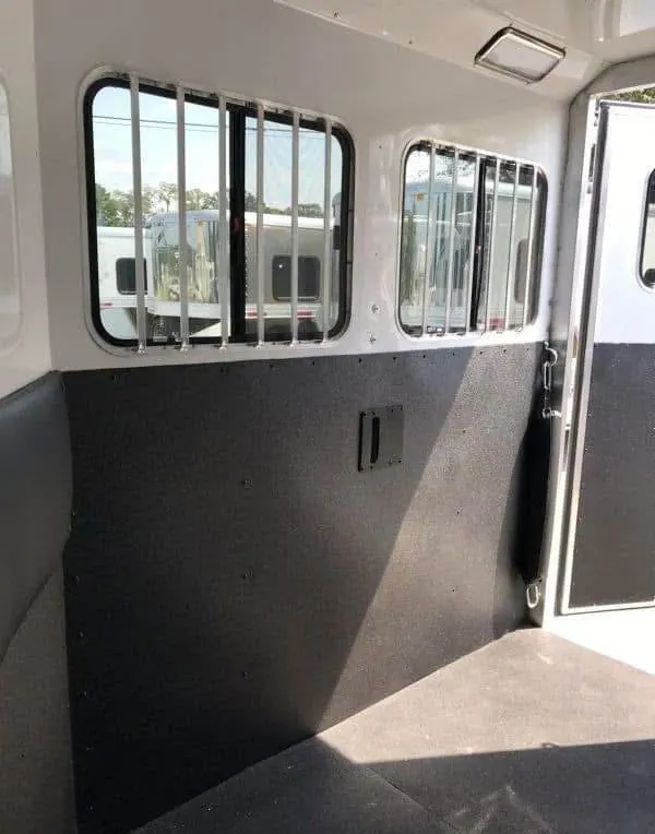 2020 Merhow 2H 9' LQ with Slide and Dinette