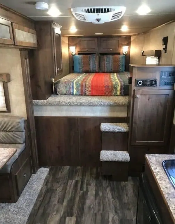 2020 Merhow 2H 9' LQ with Slide and Dinette