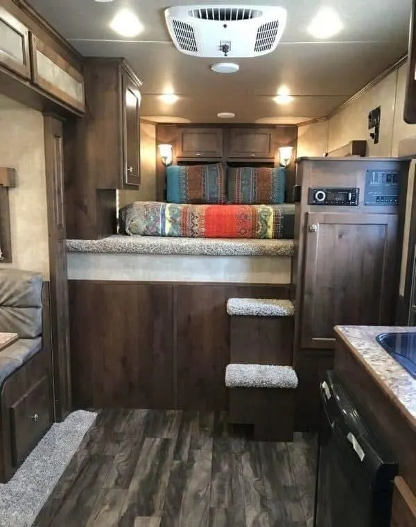 2020 Merhow 2H 9' LQ with Slide and Dinette