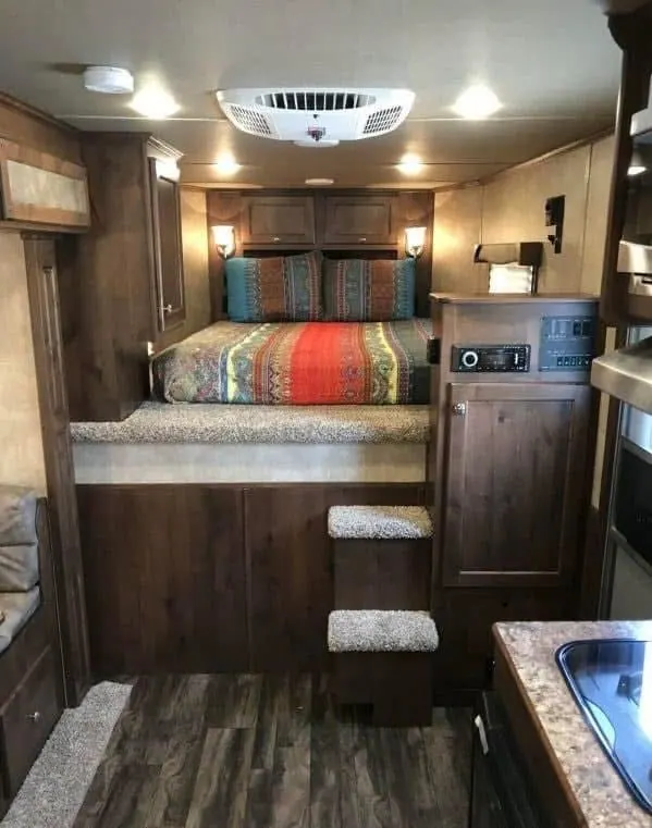 2020 Merhow 2H 9' LQ with Slide and Dinette