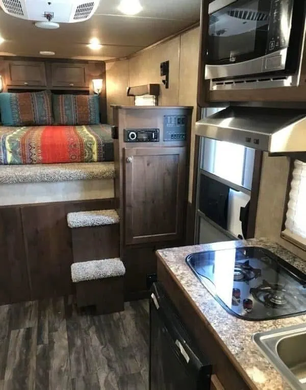 2020 Merhow 2H 9' LQ with Slide and Dinette