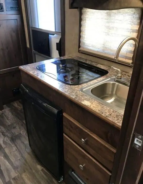 2020 Merhow 2H 9' LQ with Slide and Dinette