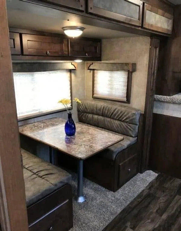 2020 Merhow 2H 9' LQ with Slide and Dinette