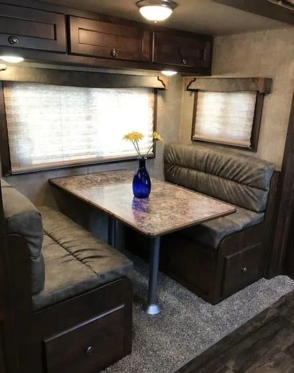 2020 Merhow 2H 9' LQ with Slide and Dinette