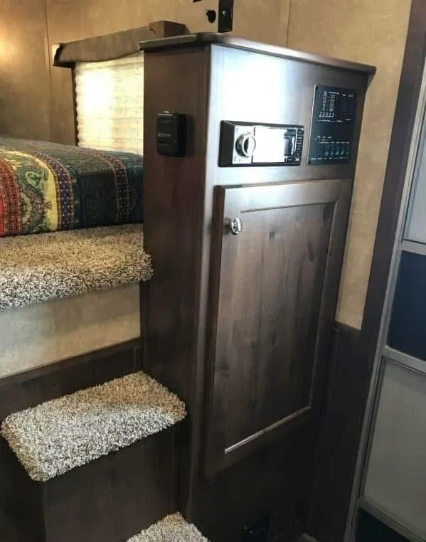 2020 Merhow 2H 9' LQ with Slide and Dinette