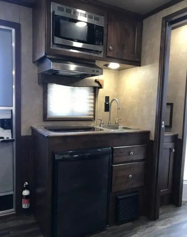 2020 Merhow 2H 9' LQ with Slide and Dinette