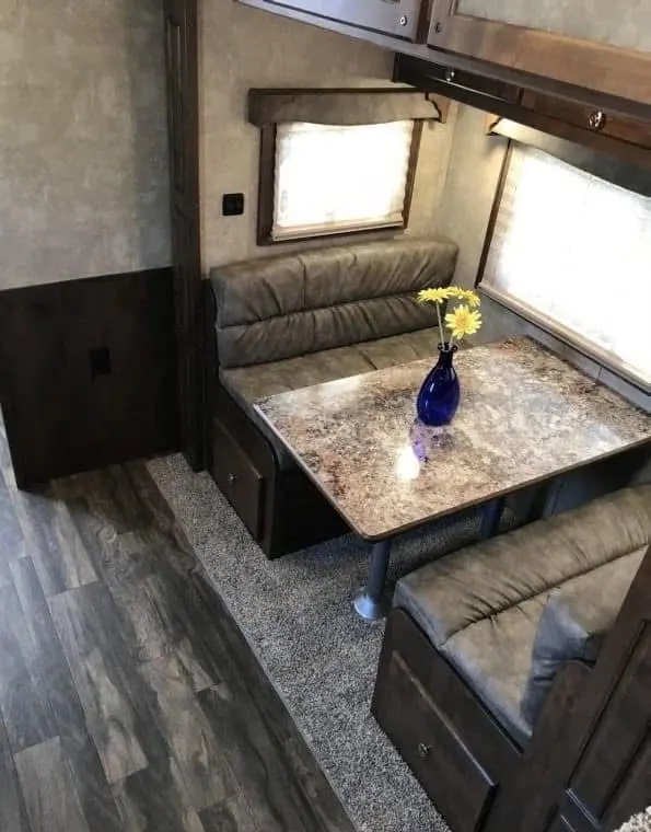 2020 Merhow 2H 9' LQ with Slide and Dinette