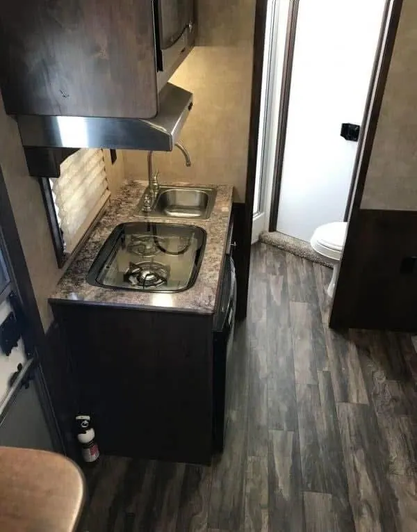 2020 Merhow 2H 9' LQ with Slide and Dinette