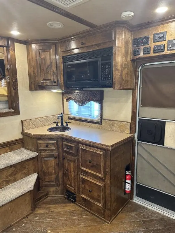 2007 4 Star 4 Horse 14' Outlaw LQ Slide Out
