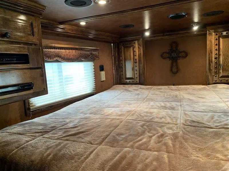2014 4-Star 4 Horse Slant Living Quarters Outlaw Conversions