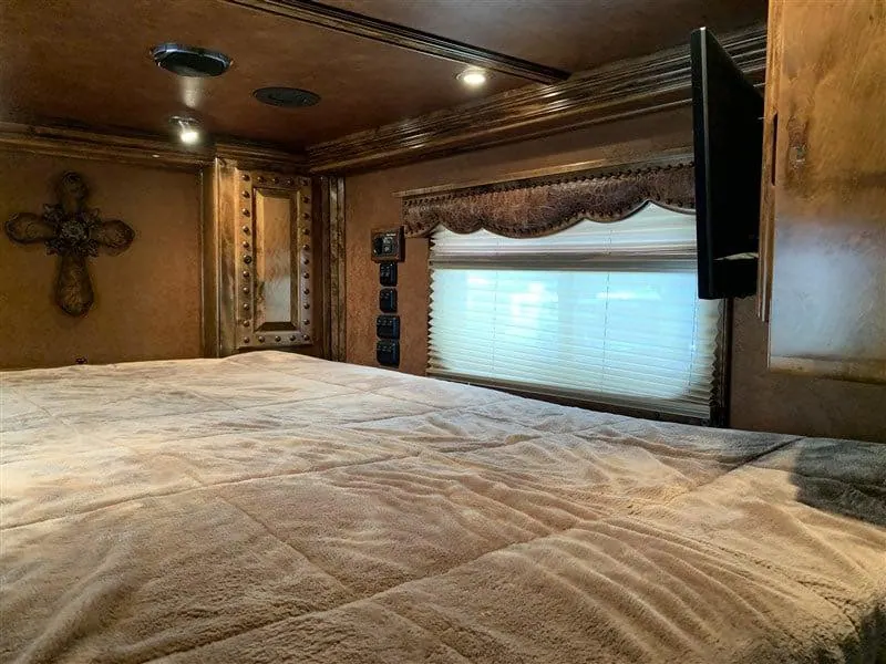 2014 4-Star 4 Horse Slant Living Quarters Outlaw Conversions