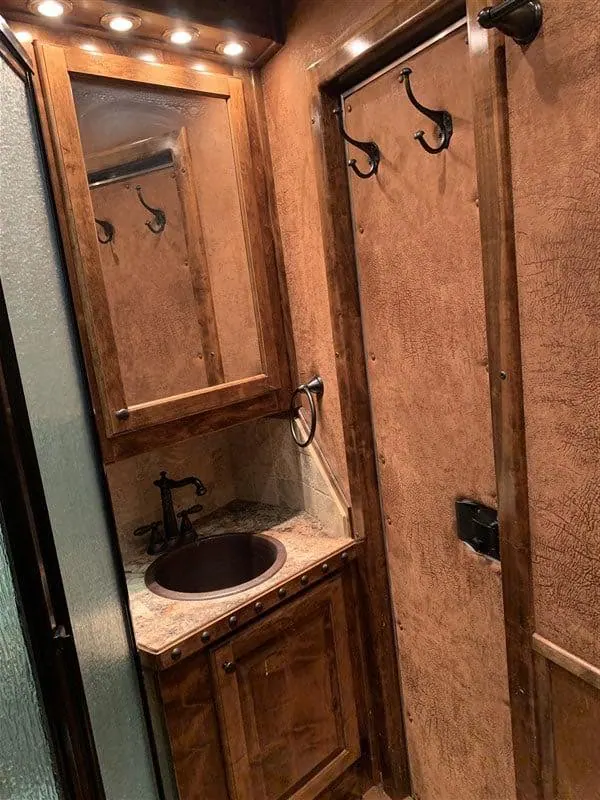 2014 4-Star 4 Horse Slant Living Quarters Outlaw Conversions