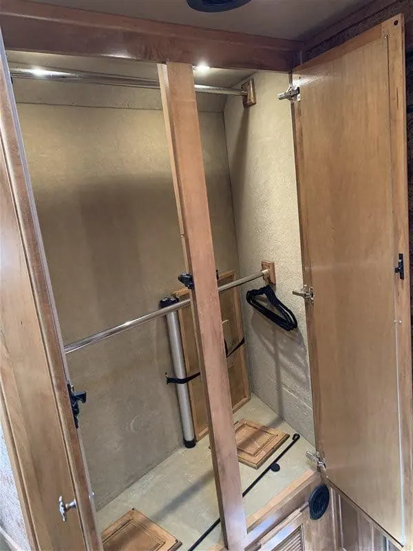 2014 4-Star 4 Horse Slant Living Quarters Outlaw Conversions
