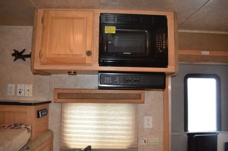 2007 American Spirit 8308LQ 3 Horse Trailer with 8' Short Wall