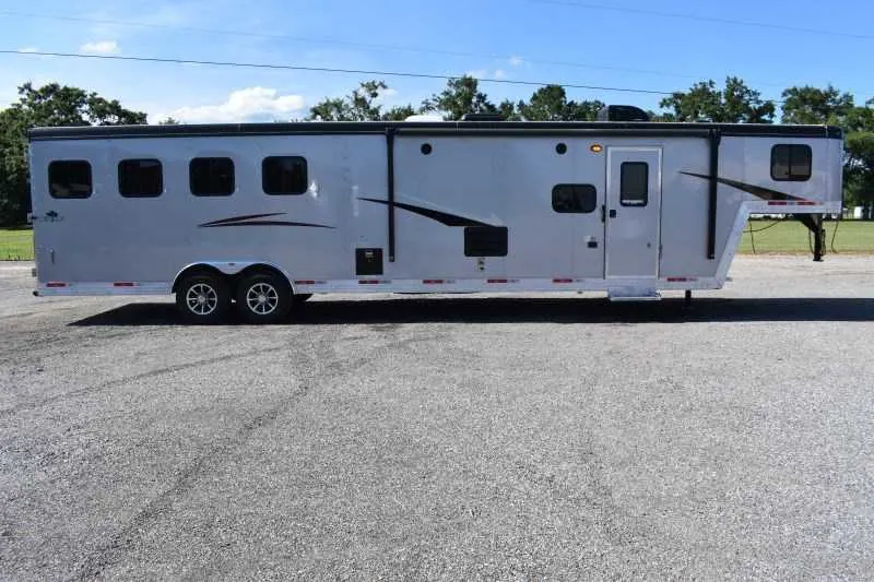 2022 Bison Desperado 8413BG 4 Horse Trailer with 13' Short Wall