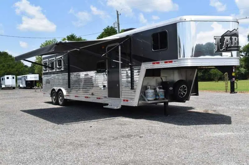 2020 Bison Laredo 3 Horse Trailer with 11' Short Wall