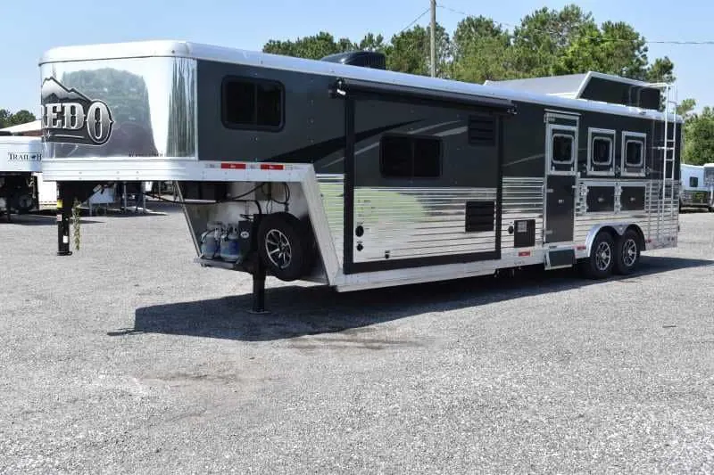 2020 Bison Laredo 3 Horse Trailer with 11' Short Wall