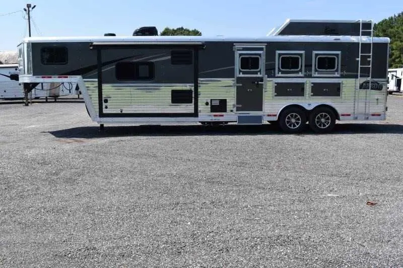 2020 Bison Laredo 3 Horse Trailer with 11' Short Wall
